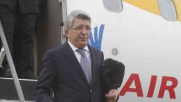 LLEGADA. Cerezo ayer bajando del chárter que les llevó a Praga.