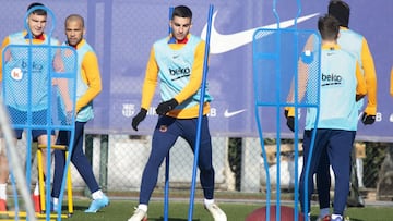 Ferran Torres, en una acción del entrenamiento de ayer en la Ciutat Esportiva Joan Gamper.