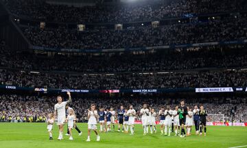 Kroos da la vuelta de honor con su familia.