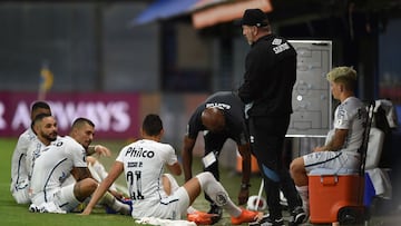 Players of Brazil's Santos remain on the field during the half-time of their Copa Libertadores semifinal football match against Argentina's Boca Juniors at La Bombonera stadium in Buenos Aires, on January 6, 2021. (Photo by Marcelo Endelli / POOL / AFP)