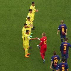 Pasillo y homenaje a las madres y a Iniesta antes del partido