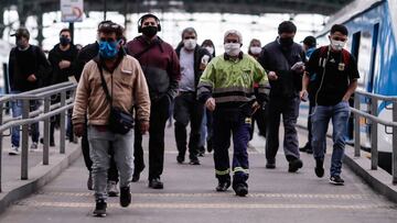 AME5583. BUENOS AIRES (ARGENTINA), 24/04/2020.- Un grupo de personas con tapabocas son vistas mientras llegan a la estaci&oacute;n ferroviaria de Constituci&oacute;n en la ciudad de Buenos Aires (Argentina), hoy viernes, d&iacute;a en que se espera que el gobierno anuncie la extensi&oacute;n del aislamiento preventivo social y obligatorio. EFE/Juan Ignacio Roncoroni