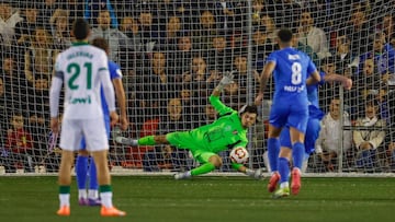Adri, portero del Manises, para dos penaltis durante el transcurso del partido.