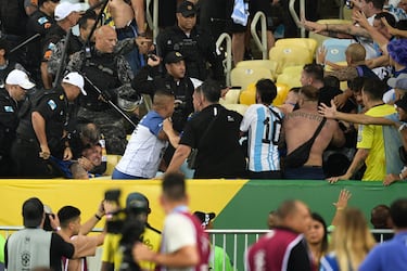 Las lamentables imágenes de la pelea en las gradas de Maracaná
