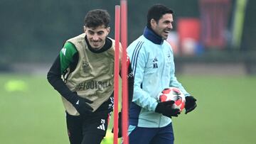 Arsenal's German midfielder #29 Kai Havertz (L) and Arsenal's Spanish manager Mikel Arteta react during a training session at the Arsenal Training centre in Shenley on January 21, 2025, on the eve of their UEFA Champions League football match against Dinamo Zagreb. (Photo by JUSTIN TALLIS / AFP)