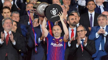 Barcelona&#039;s Spanish midfielder Andres Iniesta (C) holds the trophy after the Spanish Copa del Rey (King&#039;s Cup) final football match Sevilla FC against FC Barcelona at the Wanda Metropolitano stadium in Madrid on April 21, 2018. 
 Barcelona won 5