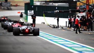 Monoplazas saliendo del pit lane en Spa.