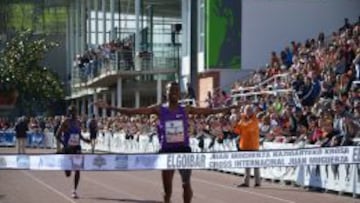 Ayalew llega primero a la meta en el Cross de Elgoibar, por delante de Tola. 