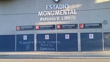 Se calienta el Boca-River: pintadas en El Monumental