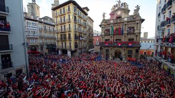 Los jugadores de Osasuna saludan a la afición desde el balcón durante la recepción en el Ayuntamiento de Pamplona tras su ascenso a la Primera División del fútbol español.