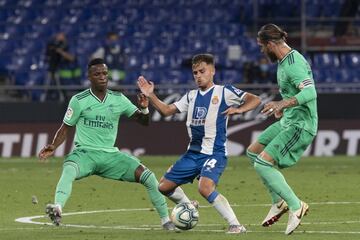 Oscar Melendo entre Vinicius y Sergio Ramos.