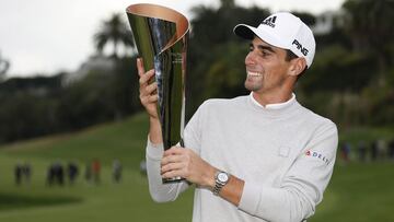 El golfista chileno Joaquín Niemann posa con el trofeo de campeón del The Genesis Invitational en el Riviera Country Club de Pacific Palisades, California.
