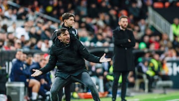VALENCIA, 10/01/2026.- El entrenador del Elche, Eder Sarabia, durante el partido de la jornada 19 de LaLiga EA Sports que disputan el Valencia CFy el Elche CF este sábado, en el estadio de Mestalla. EFE/ Biel Aliño