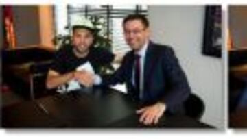 Jordi Alba y Pedro, en sus firmas.