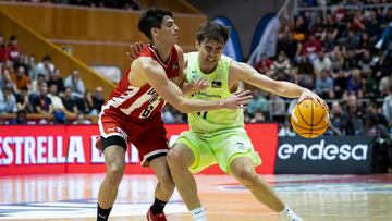 El base del Bar?a Juan N¨²?ez (d) trata de superar la defensa de Juani Marcos, del Girona, durante el partido de la Liga Endesa de baloncesto entre el B¨¢squet Girona y el Barcelona.