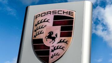 Gana la lotería y lo primero que hace es dejar su trabajo y comprarse un Porsche