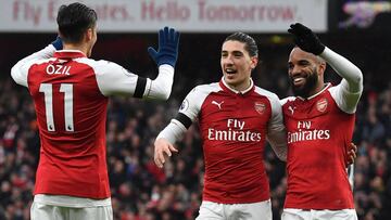 Mesut &Ouml;zil, H&eacute;ctor Beller&iacute;n y Alexandre Lacazette, durante un partido del Arsenal.