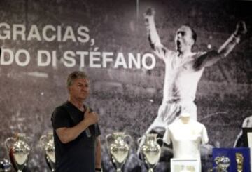 Seguidores y aficionados se despiden del presidente de honor del Real Madrid, Alfredo Di Stéfano, en la capilla ardiente instalada en el palco de honor del Santiago Bernabéu. 