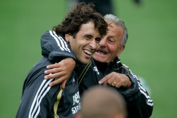 Galbiati abraza a Raúl durante un entrenamiento, en la temporada 2006-07.