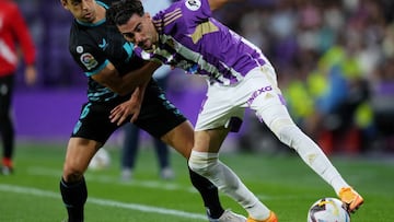 VALLADOLID, SPAIN - SEPTEMBER 05: Kike Perez of Real Valladolid is challenged by Cesar de la Hoz of Almeria during the LaLiga Santander match between Real Valladolid CF and UD Almeria at Estadio Municipal Jose Zorrilla on September 05, 2022 in Valladolid, Spain. (Photo by Angel Martinez/Getty Images)