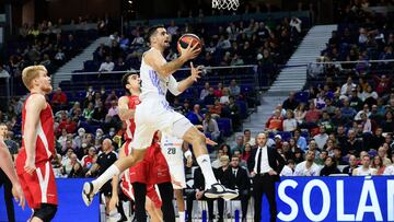 MADRID, 11/12/2022.- El alero del Real Madrid Alberto Abalde (c), entra a canasta, durante el partido de la jornada 11 de la Liga Endesa contra el Baxi Manresa disputado este domingo en el WiZink Center de Madrid. EFE/Zipi