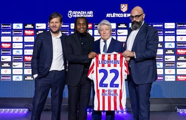 El delantero nigeriano Ademola Lookman posa con el presidente del club, Enrique Cerezo, con Mateu Alemany director de Fútbol Profesional Masculino y Óscar Bucero, director general de Fútbol.