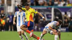 MIAMI GARDENS, FLORIDA - JULY 14: Richard Rios of Colombia battles for possession with Alexis Mac Allister of Argentina during the CONMEBOL Copa America 2024 Final match between Argentina and Colombia at Hard Rock Stadium on July 14, 2024 in Miami Gardens, Florida. (Photo by Omar Vega/Getty Images)