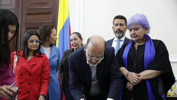 El gobierno busca recaudar 26,3 billones de pesos con la nueva reforma tributaria y asegura que no afectará a los hogares más pobres, aunque expertos advierten riesgos en inflación y pobreza.