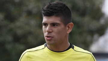 Esteban Pavez se retira tras el entrenamiento de Colo Colo en el estadio Monumental.