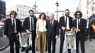 Luka Modric y Nacho, con la Liga 35, y Benzema y Marcelo, con la Decimocuarta, posan junto a Isabel Díaz Ayuso y Florentino Pérez.