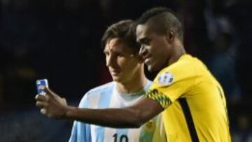 Brown sujeta el móvil mientras realiza el ‘selfie’ con Messi.