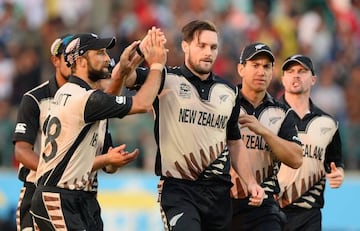 New Zealand's Mitchell McClenaghan (centre) celebrates after his dismissal of Australia's Mitchell Marsh.