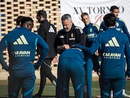 David Navarro da instrucciones durante un entrenamiento.