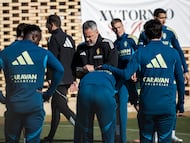 David Navarro repasa sus notas durante un entrenamiento.