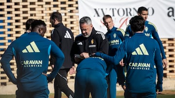 David Navarro da instrucciones durante un entrenamiento.