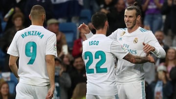 Benzema, Isco y Bale celebran uno de los goles del gal&eacute;s.