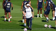 MADRID, 11/08/2023.- El entrenador del Real Madrid Carlo Ancelotti dirige el entrenamiento del equipo en la Ciudad Deportiva de Valdebebas en Madrid, este viernes. El Real Madrid se enfrenta al Athletic Club en la primera jornada de LaLiga este sábado. EFE/ Borja Sánchez-Trillo