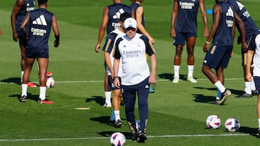 MADRID, 11/08/2023.- El entrenador del Real Madrid Carlo Ancelotti dirige el entrenamiento del equipo en la Ciudad Deportiva de Valdebebas en Madrid, este viernes. El Real Madrid se enfrenta al Athletic Club en la primera jornada de LaLiga este sábado. EFE/ Borja Sánchez-Trillo