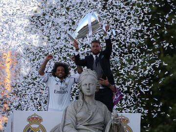 Football Soccer- UEFA Champions League final - Real Madrid players celebrate after winning title - Madrid, Spain, 4/06/17 - Real Madrid&#039;s Sergio Ramos (R) and Marcelo celebrate Champions League title at Cibeles Fountain.  REUTERS/Sergio Perez