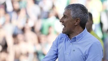 Setién dirigiendo al Betis en el derbi.