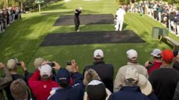 <b>EXPECTACIÓN. </b>Sergio García en el tee del hoyo 4 'Flowering Crab Able' rodeado de una gran cantidad de público que presenció el Torneo de Pares 3 que se disputó ayer.