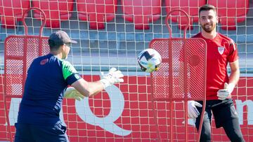 El hombro derecho le da la lata a Unai Simón