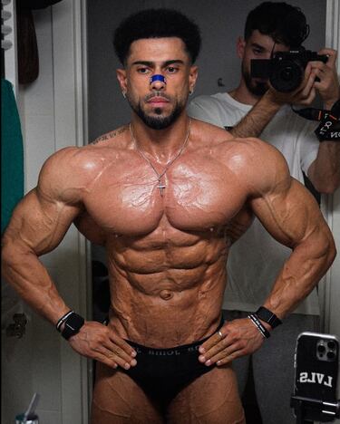 Mauro Fialho es un culturista profesional nacido en Brasil en 1989, pero afincado en España desde su infancia. Obtuvo su tarjeta profesional (Pro Card) en el IFBB Amateur Olympia Portugal en 2021. Ha logrado clasificar y competir en el Mr. Olympia en varias ocasiones (2023, 2024, y para 2025). Obtuvo pases directos para el Mr. Olympia al ganar eventos como el "1 Bro Pro Show" de Londres (2023) y el "Mexico Grand Battle" (2024).