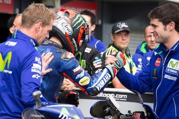 Maverick Viñales celebra su segundo puesto en la calificación.