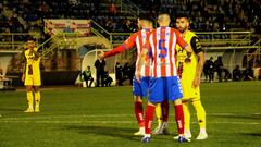 Ismael Heredia, Ben Djemia y Dani P&eacute;rez esperan al saque de una falta por parte de Pastrana durante el primer tiempo del Don Benito-Extremadura, disputado en el Municipal Vicente Sanz.