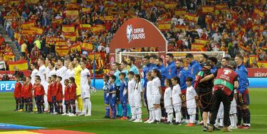 Alineación de los dos equipos antes de empezar el encuentro.