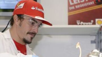 Fernando Alonso (Ferrari), durante su visita a los laboratorios de Shell.