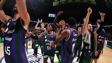 Kendrick Perry y el resto de jugadores del Unicaja celebran la victoria ante el Barcelona.