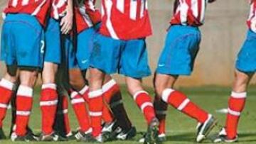 <b>ALEGRÍA FINAL</b>. Los jugadores celebran la ajustada victoria y su clasificación para la siguiente ronda de la COpa del Rey.