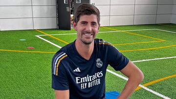 Thibaut Courtois, portero del Real Madrid, posa en el gimnasio de Valdebebas con la férula que deberá llevar en la pierna izquierda durante la fase de recuperación de la lesión que sufrió en el ligamento cruzado anterior de la rodilla.